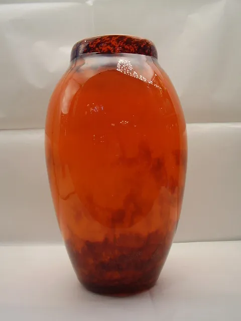 vaso antigo de vidro assinado em tons únicos de laranja