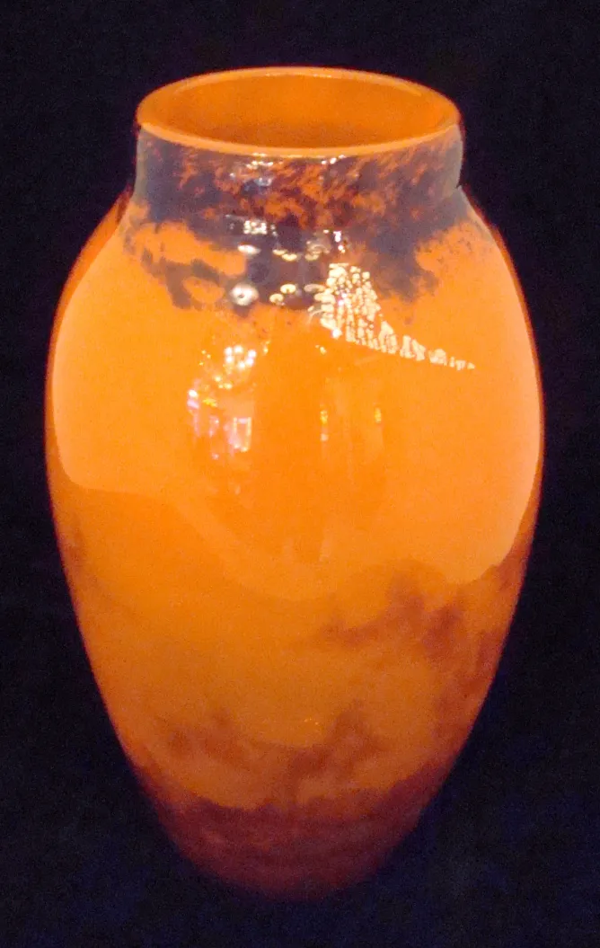 Vaso laranja com assinatura Muller Freres, uma antiguidade delicada.