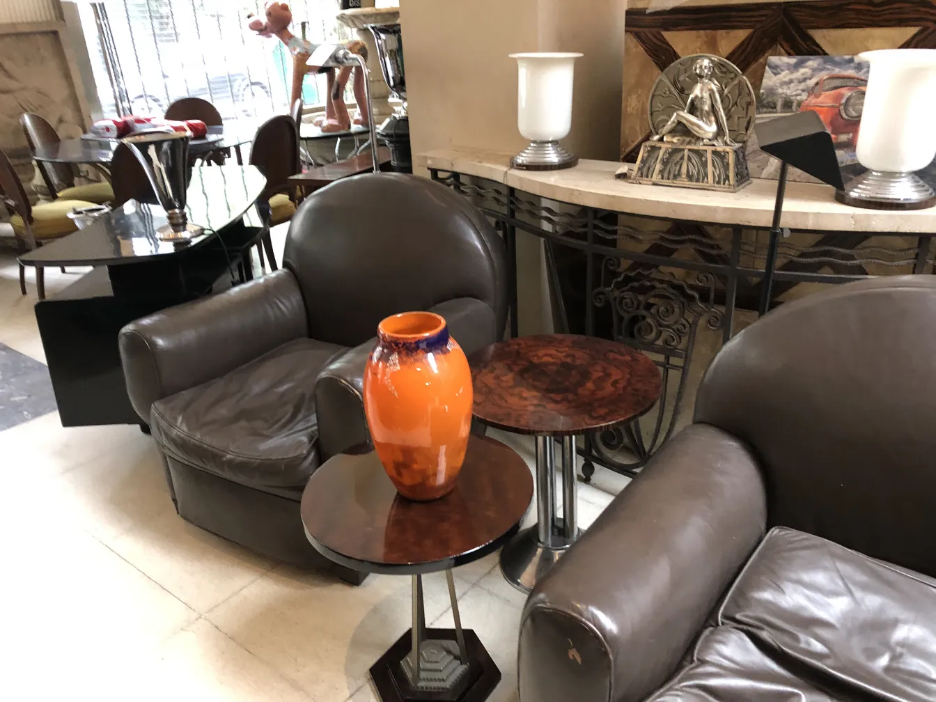Vidro assinado Muller Fres, antiquidade em ambiente elegante.