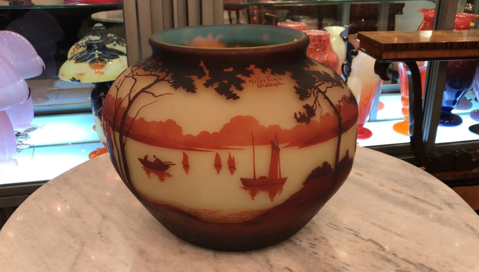 Vaso decorativo antigo com paisagem e assinaturas de Muller Fres.