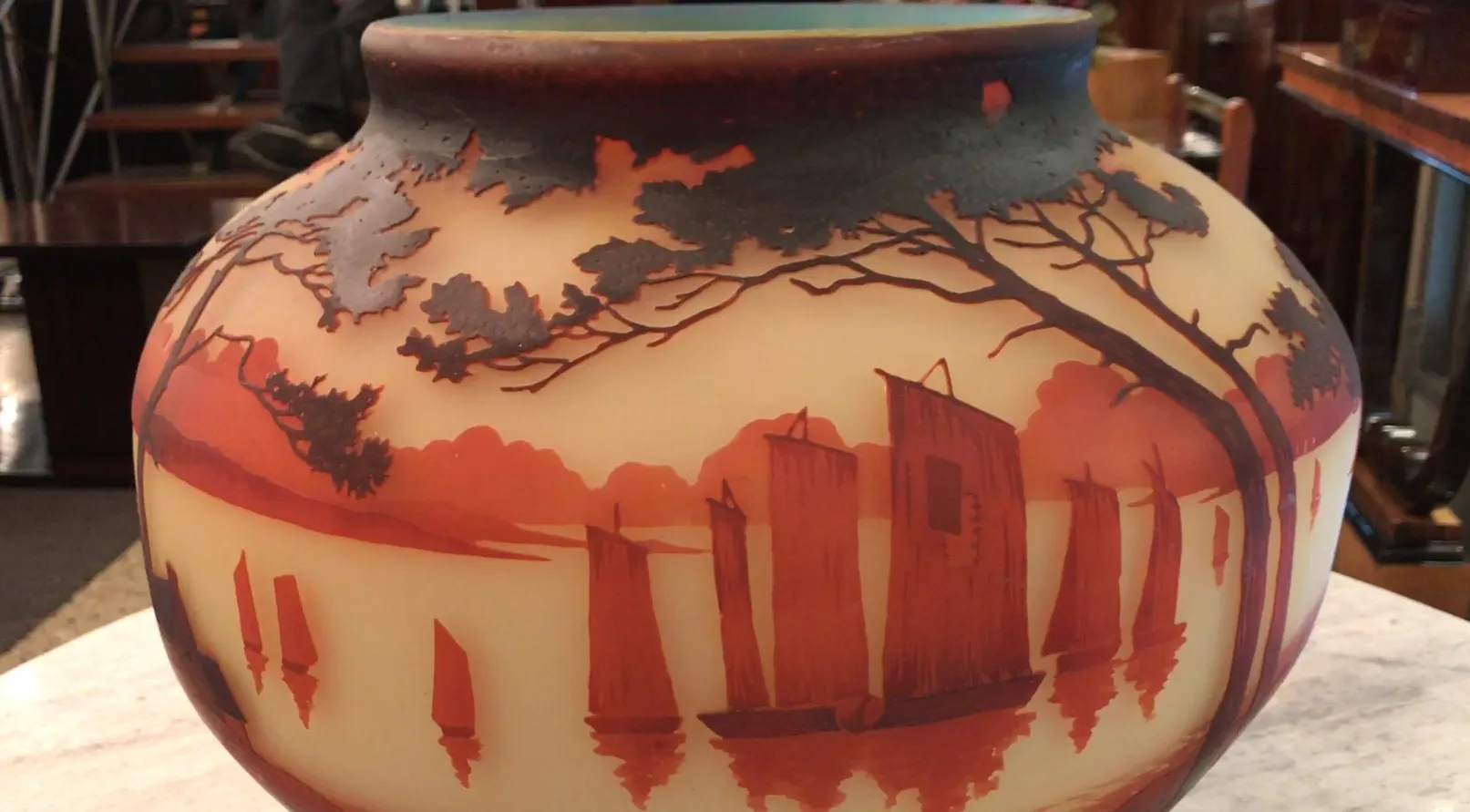 Vidro assinado antigo de Muller Fres com detalhes de paisagens em tons terracota.
