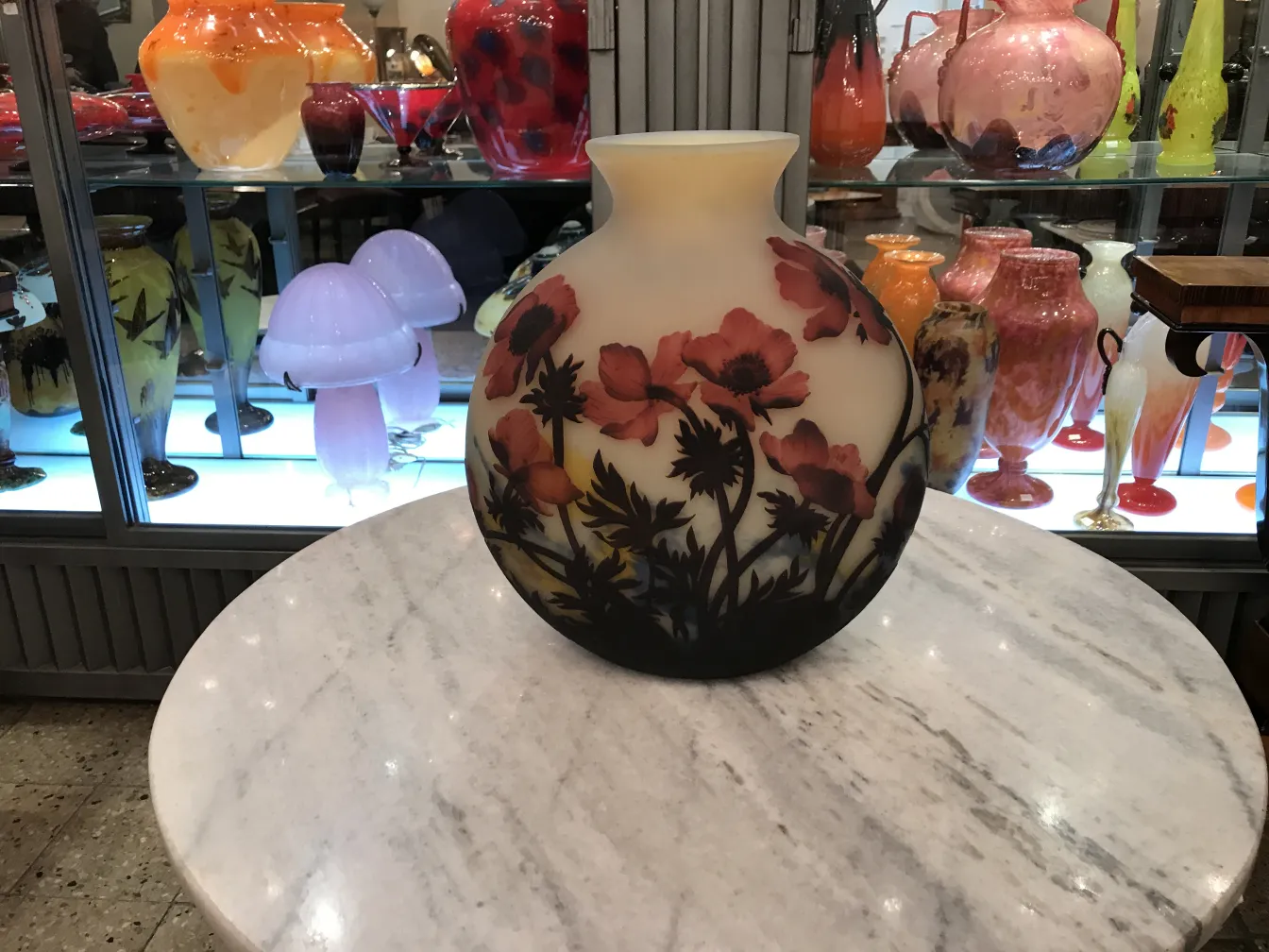 Vaso de vidro assinado Muller Fres com um design floral em tons de rosa e preto.