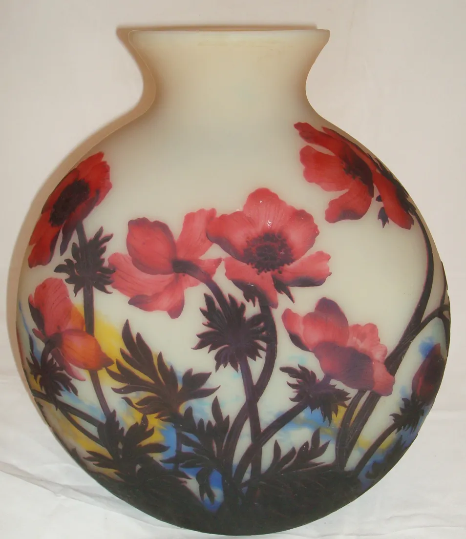 vaso com flores vermelhas sobre fundo claro