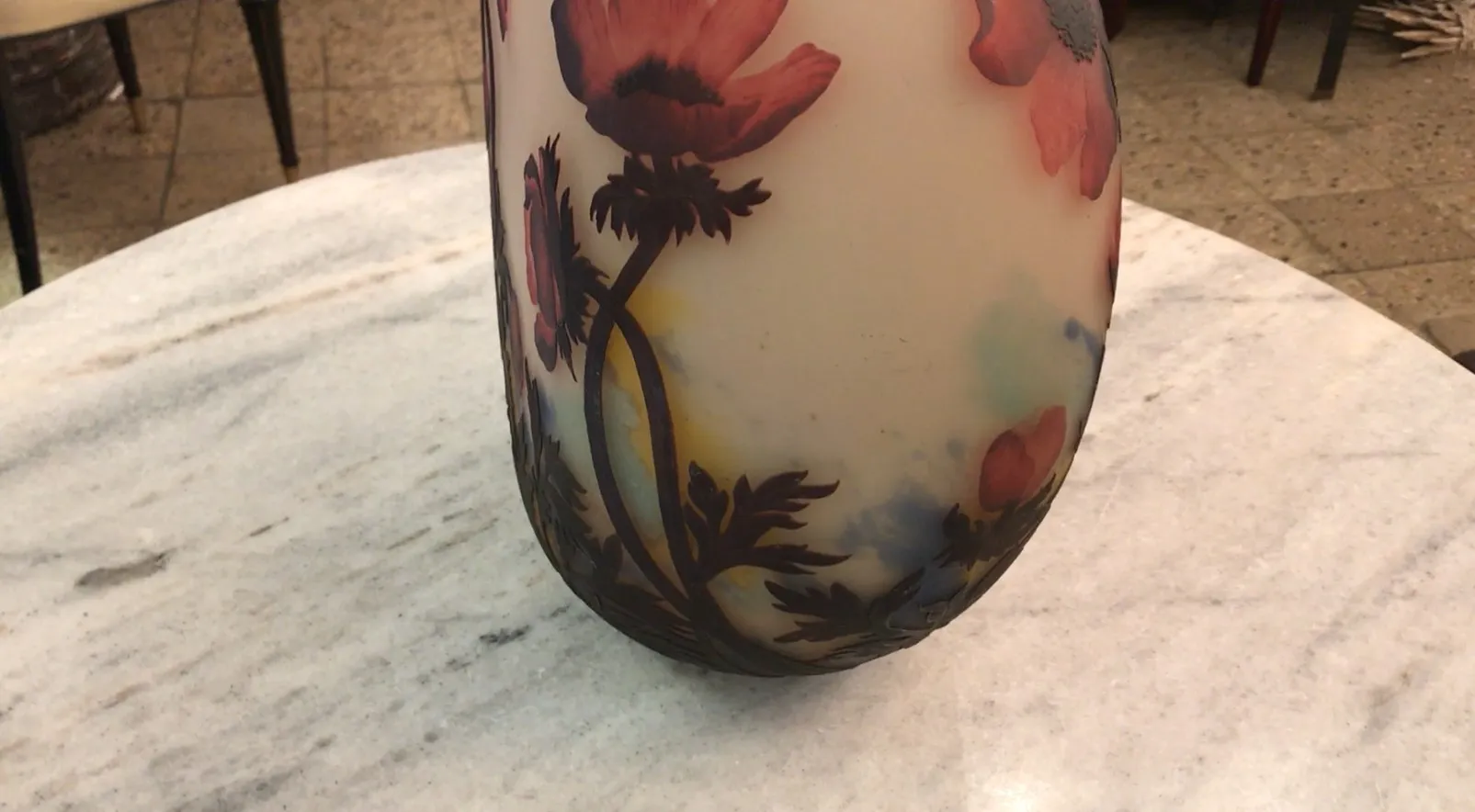 Vidro antigo assinado Muller Fres decorado com flores brilhantes