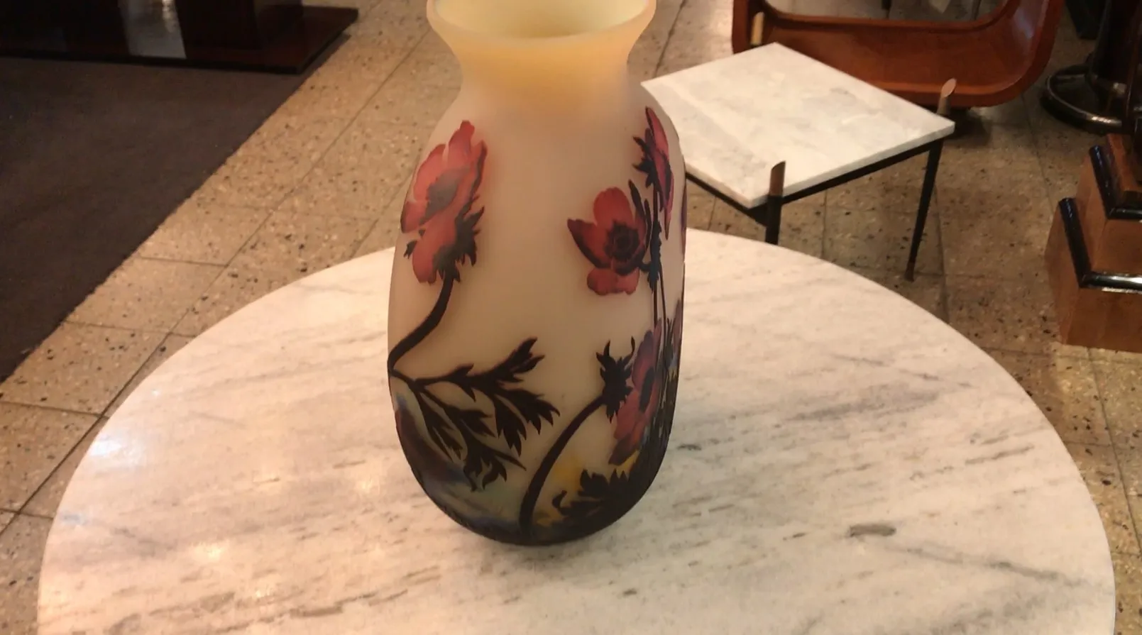 vase antigo de vidro assinado Muller Fres com flores vermelhas