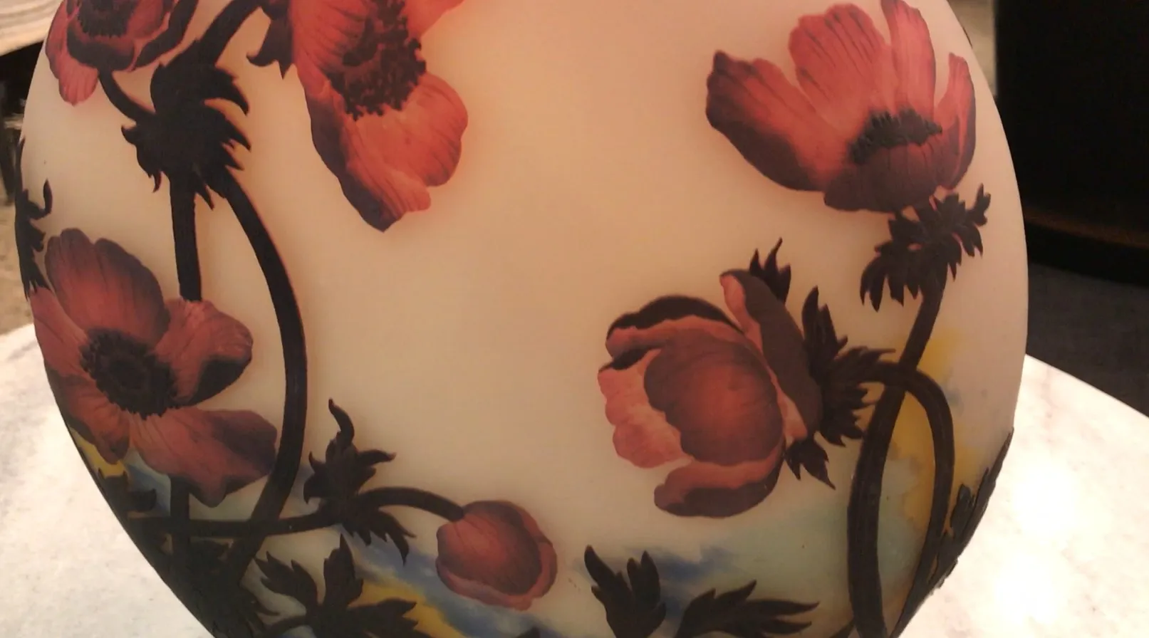 Vidro antigo assinado de Muller Fres com design floral colorido