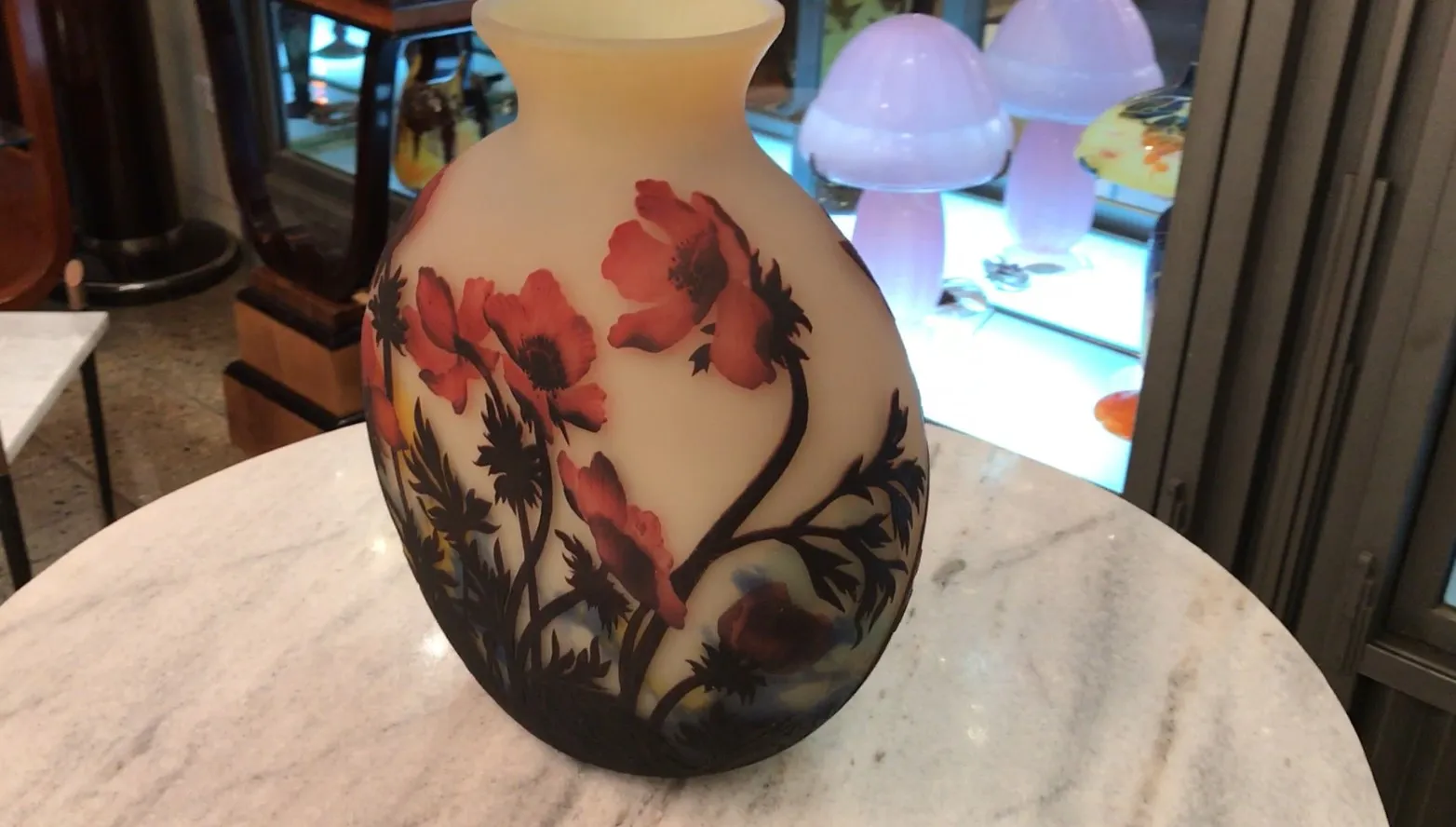Vaso de vidro antigo assinado Muller Freres com detalhe de flores