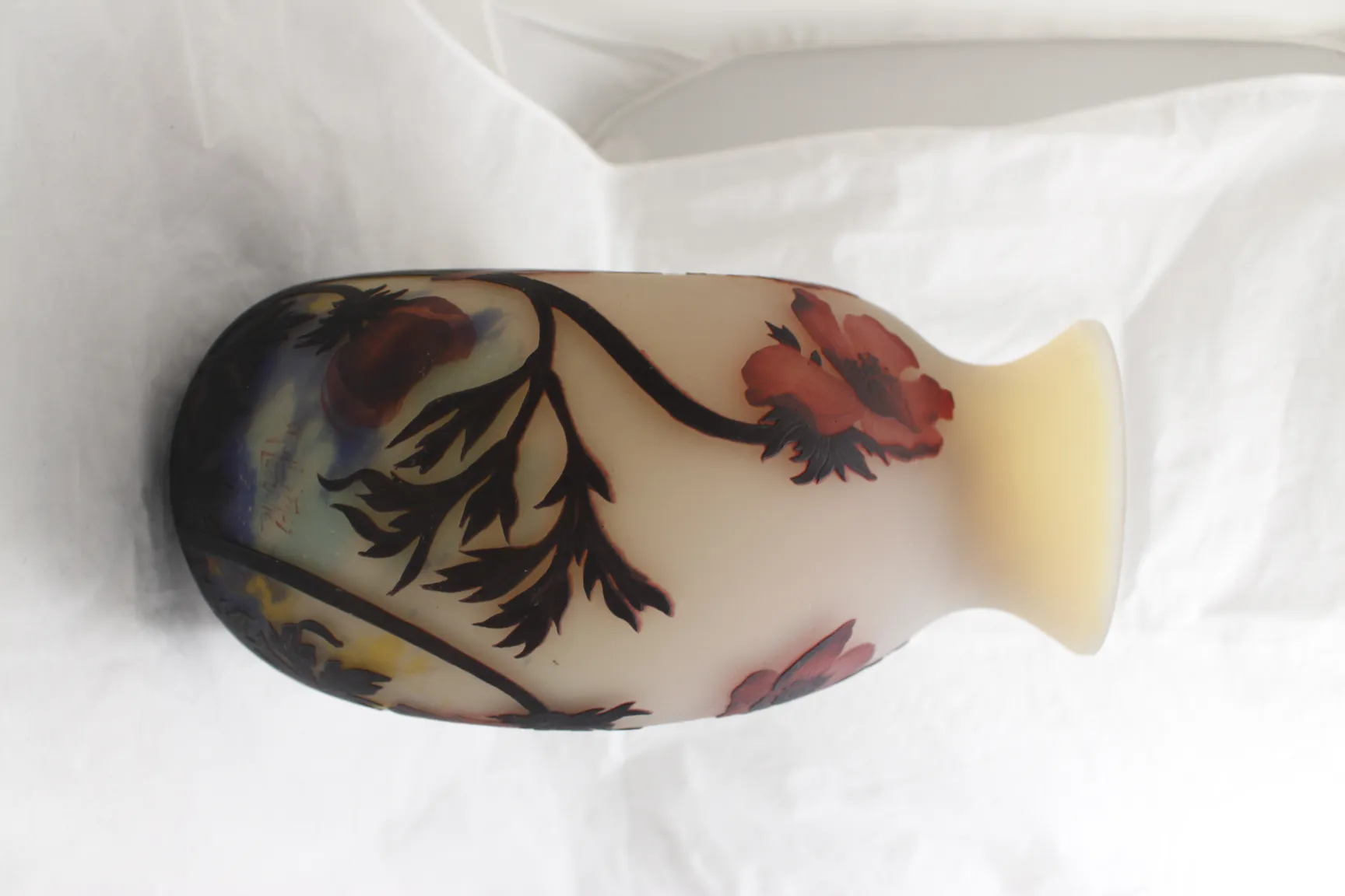 Vidro assinado de Muller Fres com design de flores, uma antiguidade notável.