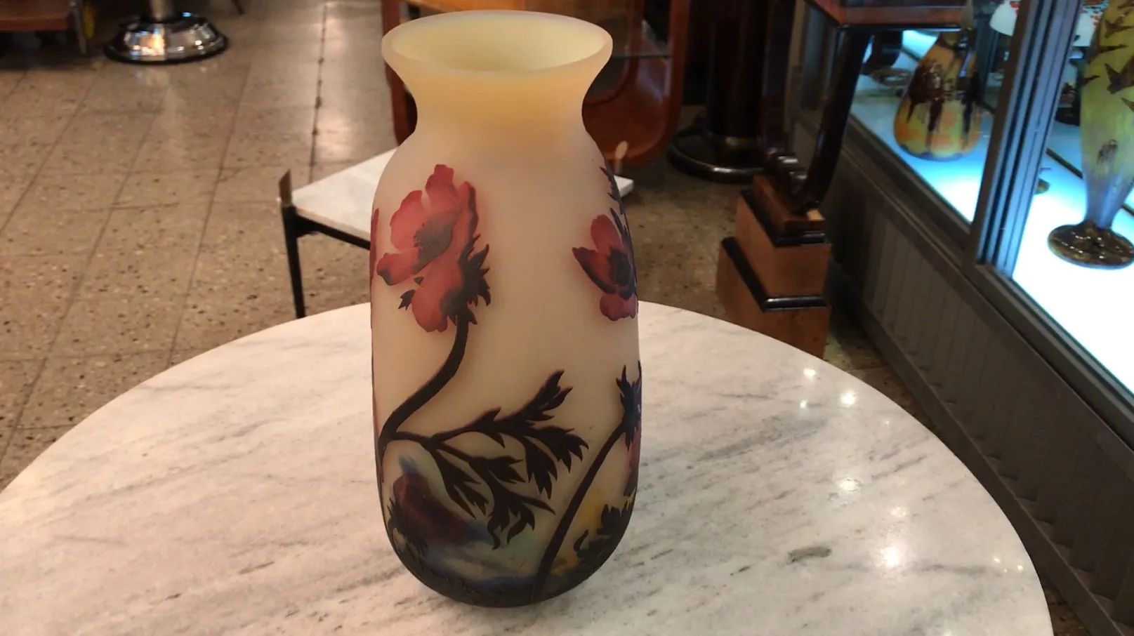 vaso de vidro assinado com flores vermelhas e verdes em fundo neutro, antiguidade Muller Fres