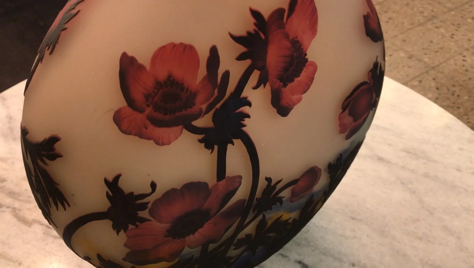 Vidro antigo assinado Muller Fres com padrão floral.