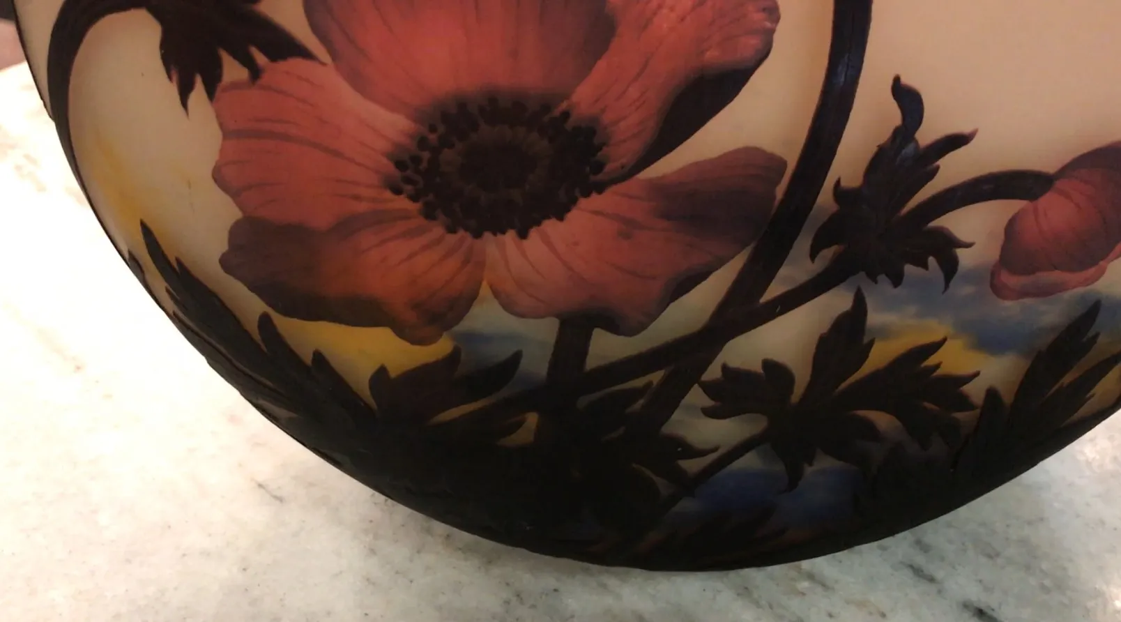 Vidro assinado Muller Fres com desenho floral em fundo suave. Antiguidade notável.