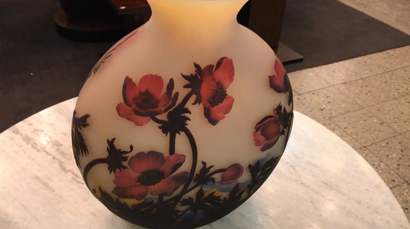 vaso antigo com decorações florais em vidro assinado muller fres