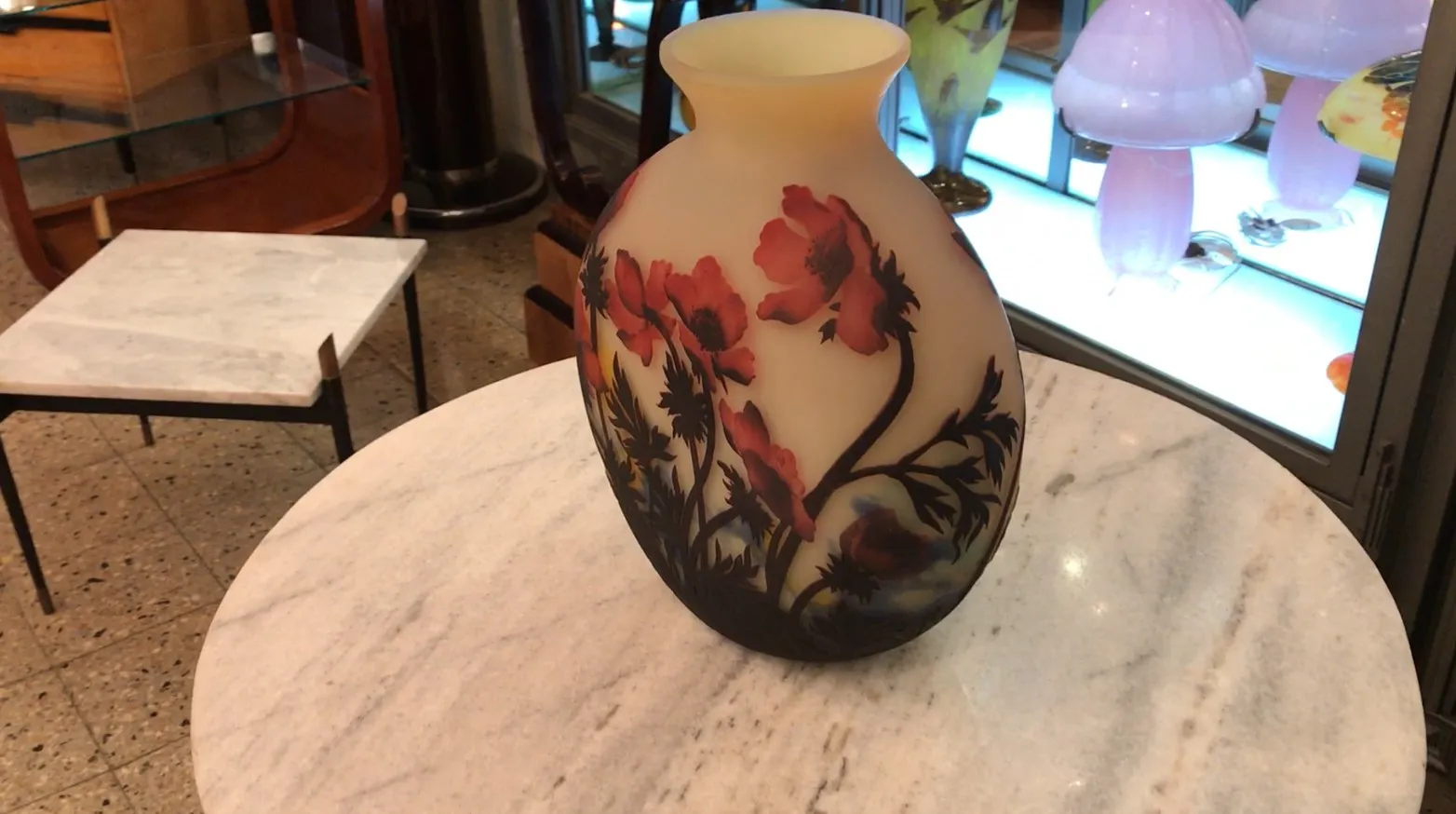 Vidro assinado bonito com design floral, muller fres em um ambiente antigo.