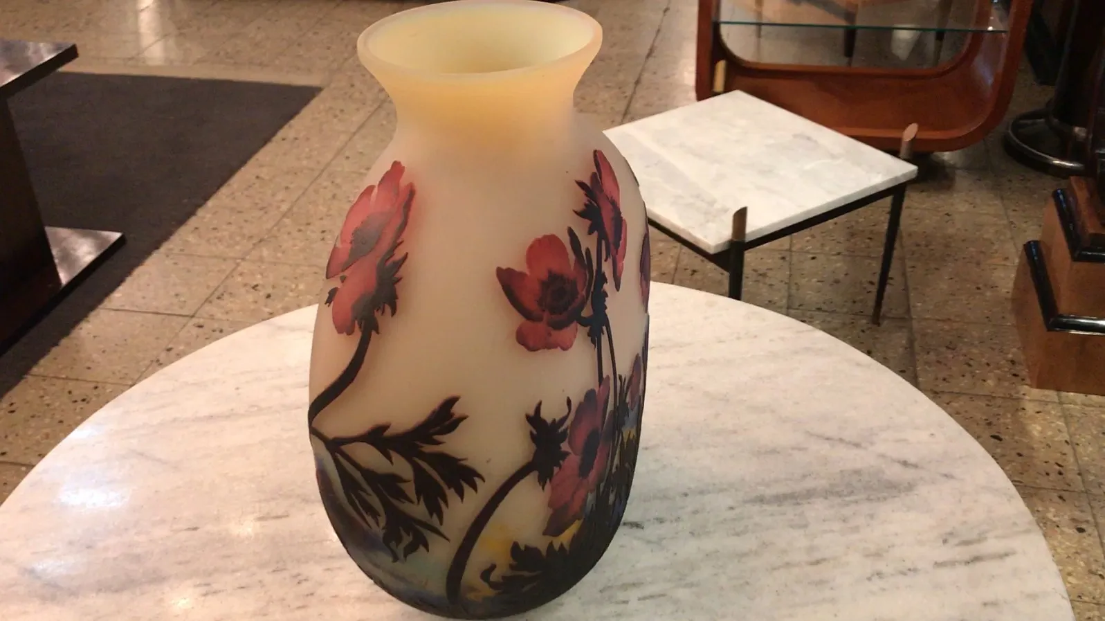 Vaso decorado com flores, antigo Muller Fres