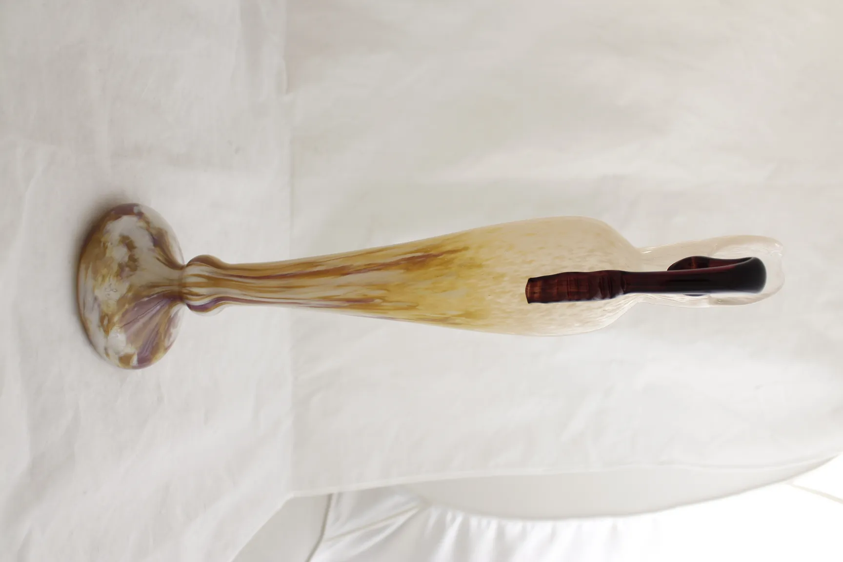 넓은 바닥 디자인의 밝은 색감의 고급 유리병입니다.