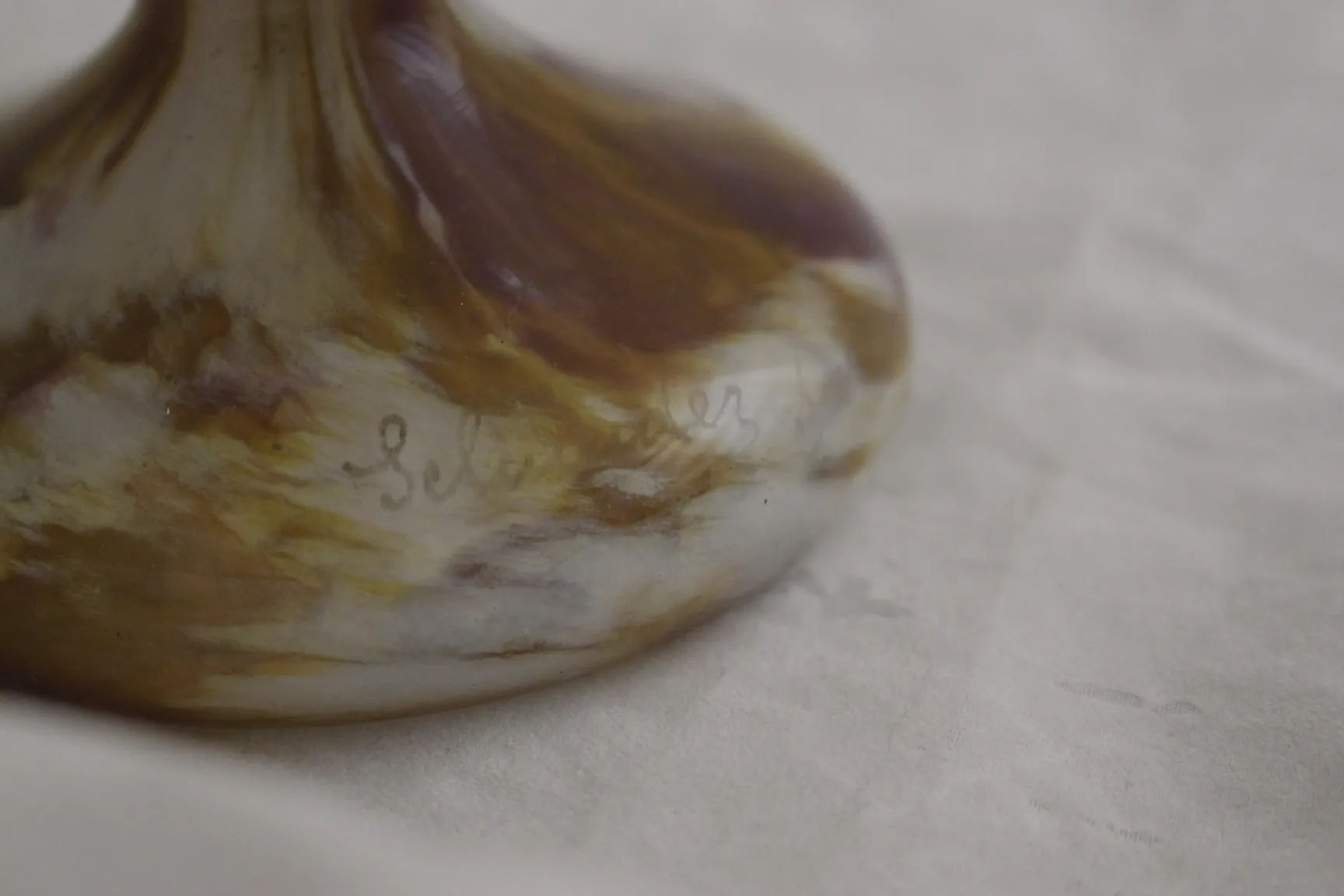 고전서명된유리잔(슈나이더), 부드러운색상, 섬세한환경.