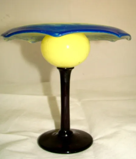 서명된 고전 유리의 색상 세부 사항과 얇은 받침대