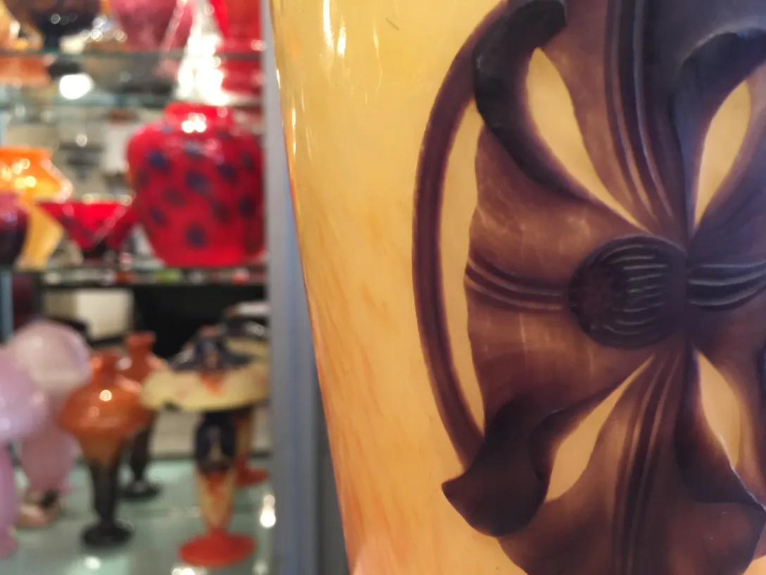 슈나이더의 서명된 유리잔, 보기 좋은 디자인, 다채로운 배경.