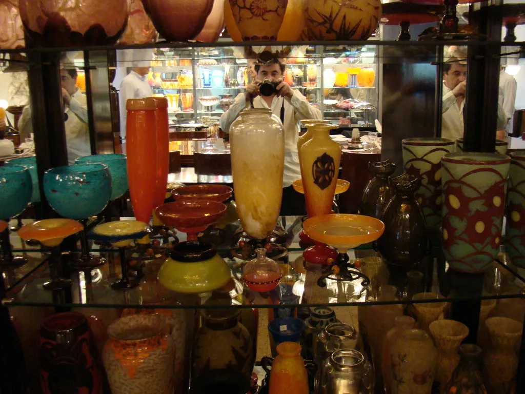 슈나이더의 고대 서명 유리가 다른 장식품과 함께 디스플레이됩니다