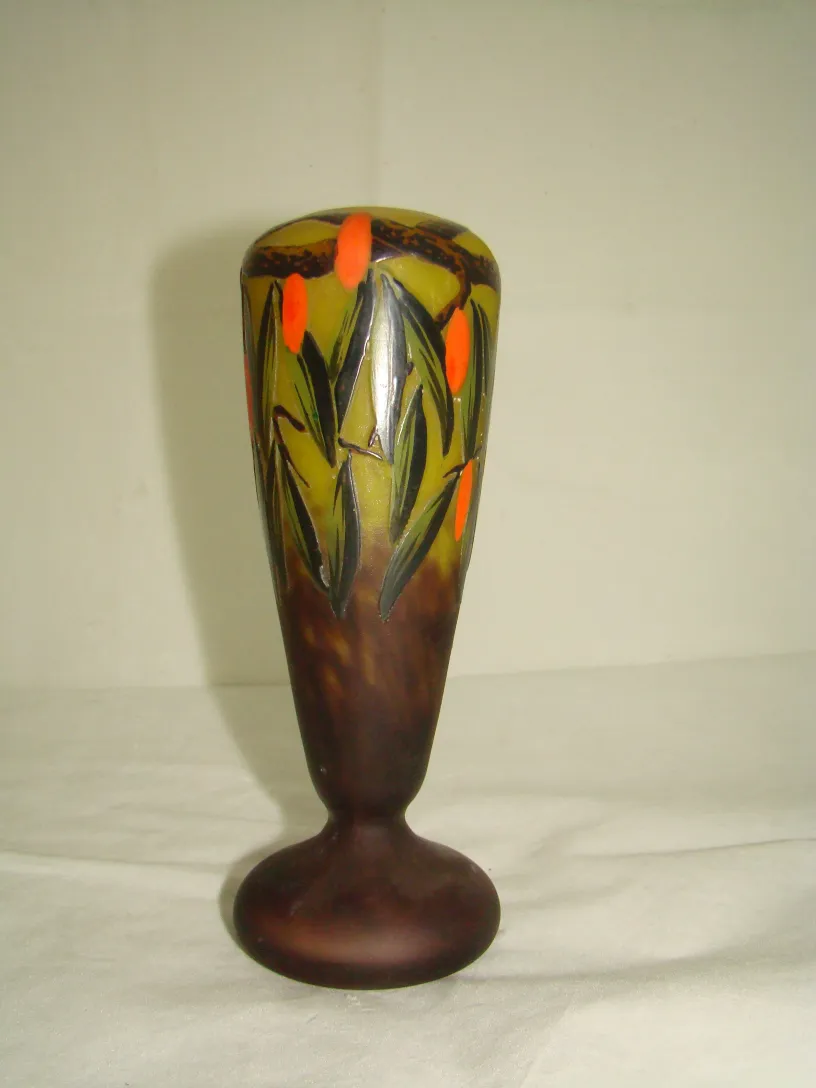 빈티지 서명된 유리가 생생한 색상의 꽃 장식으로 장식되어 있습니다.