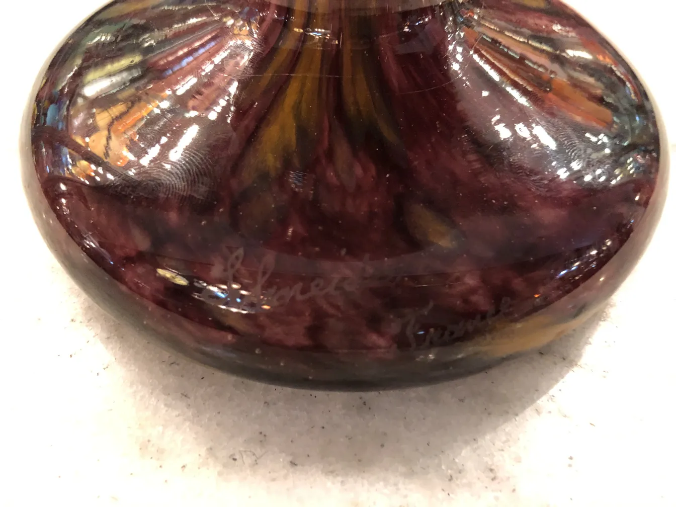 슈나이더의 서명이 있는 고대 유리잔, 다채로운 디자인