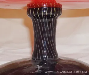 명확한 밑받침과 빨간색 세부 사항이 있는 서명된 유리잔, 고대 스타일