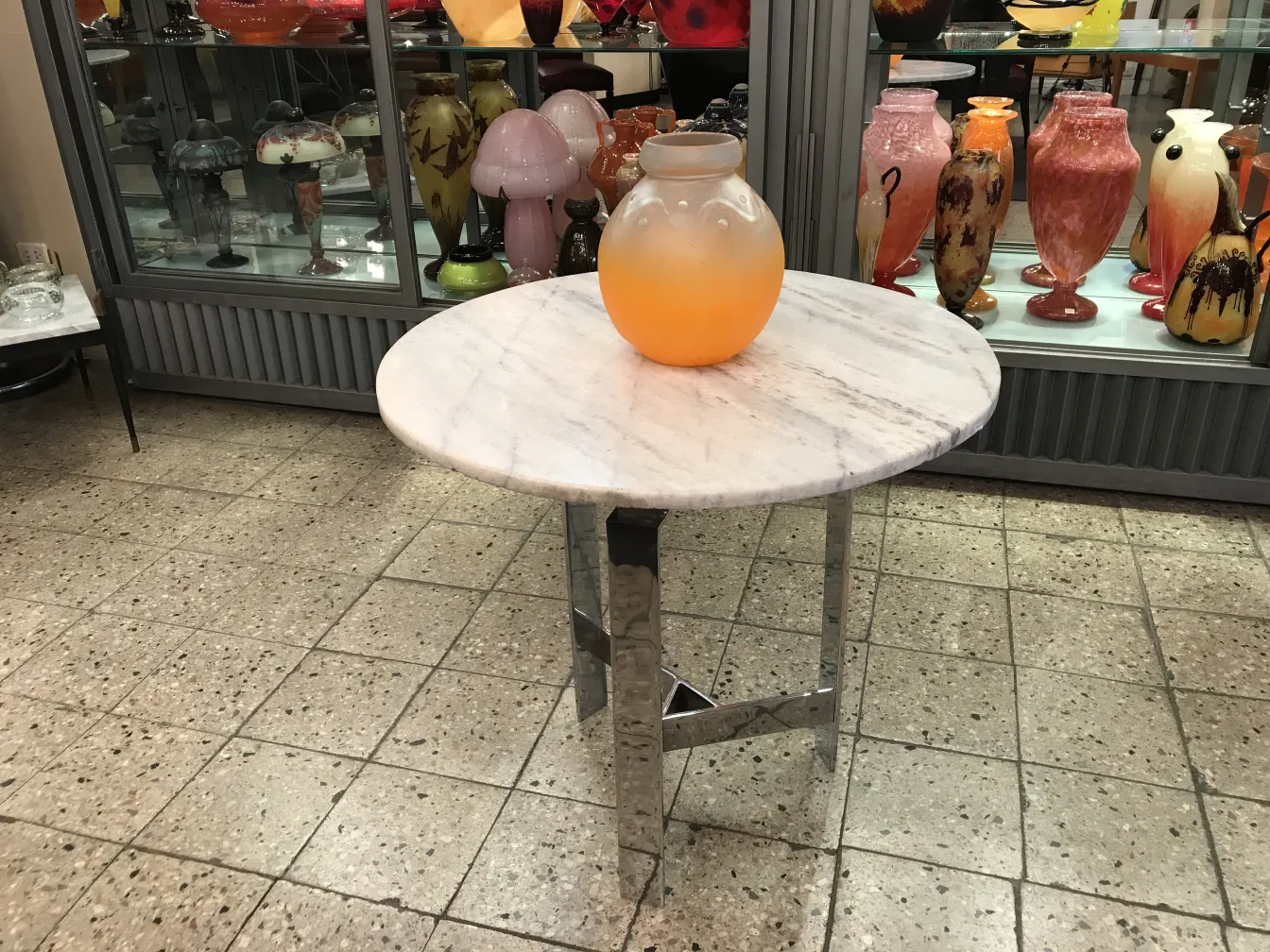 고전적 배경에서 전시된 서명된 유리잔(슈나이더).