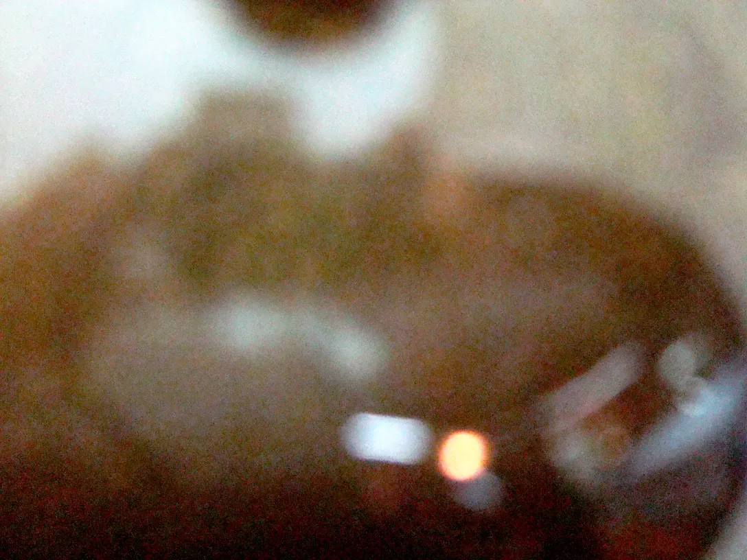 서명된 유리잔이 고풍스러운 배경에서