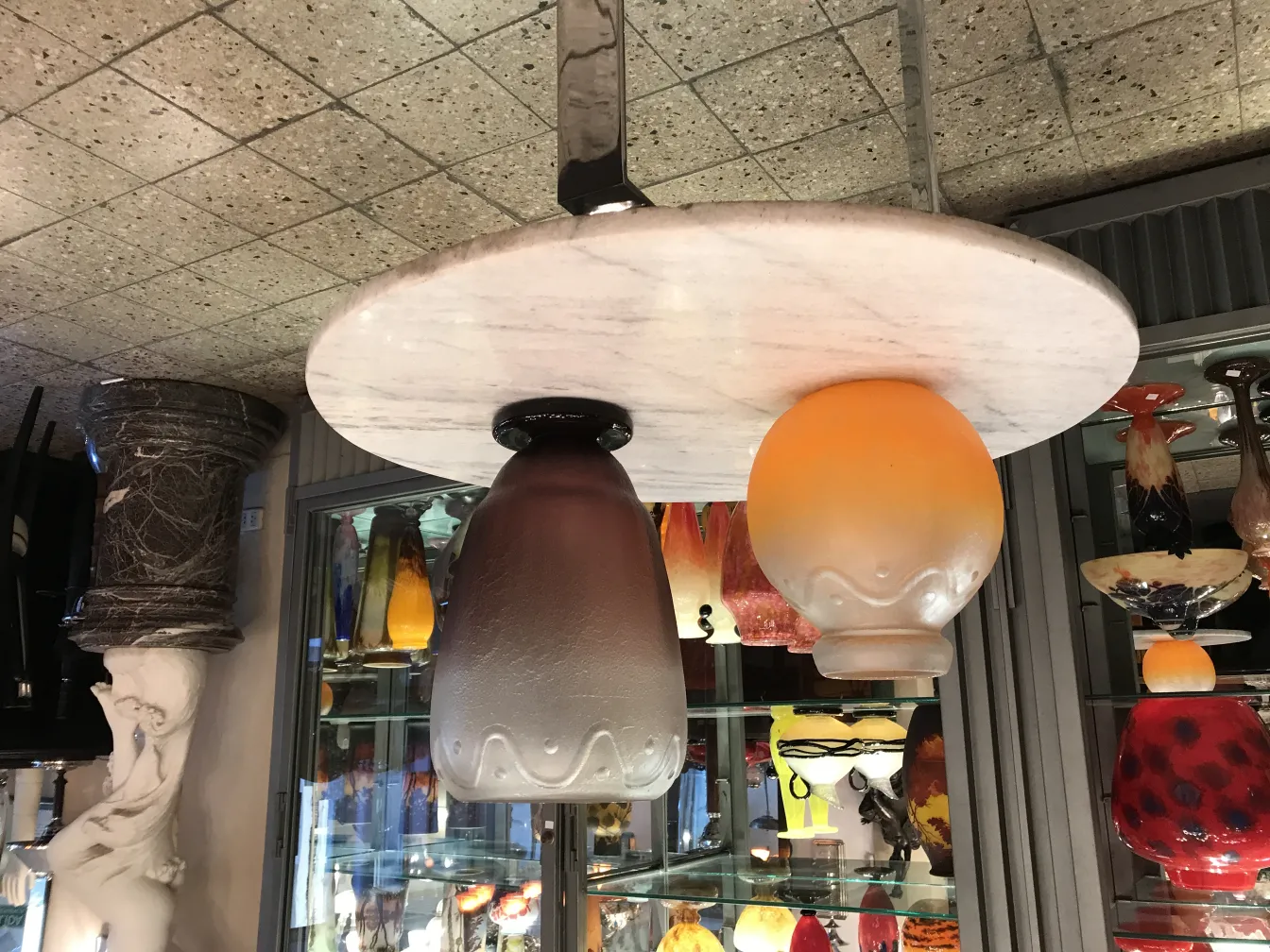 고전적인 조명, 슈나이더 서명이 있는 유리, 골동품 배경.