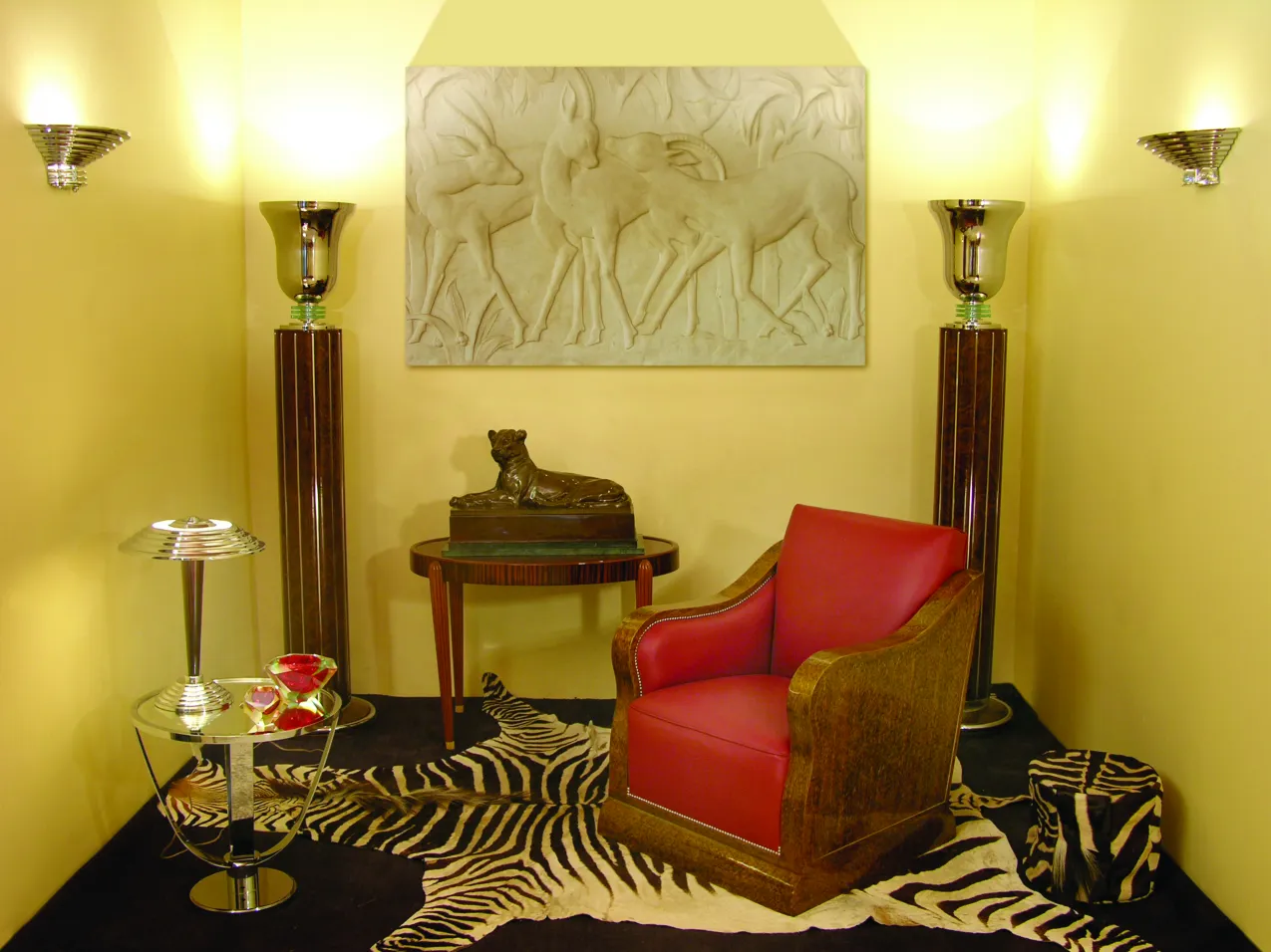 Beautiful antique murano glass in red tones; decor in an elegant setting.