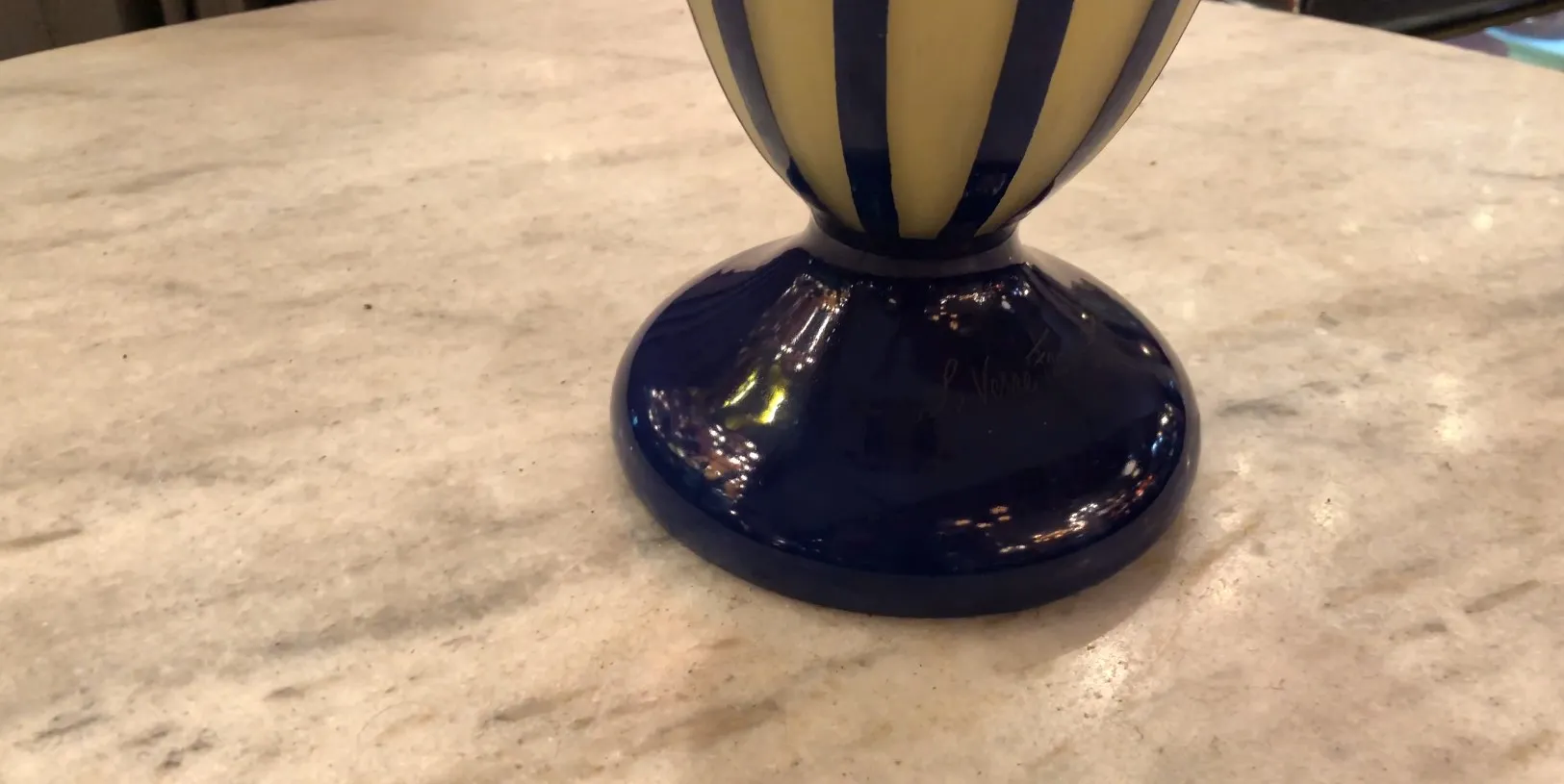 Shiny base with vertical stripes in yellow and blue