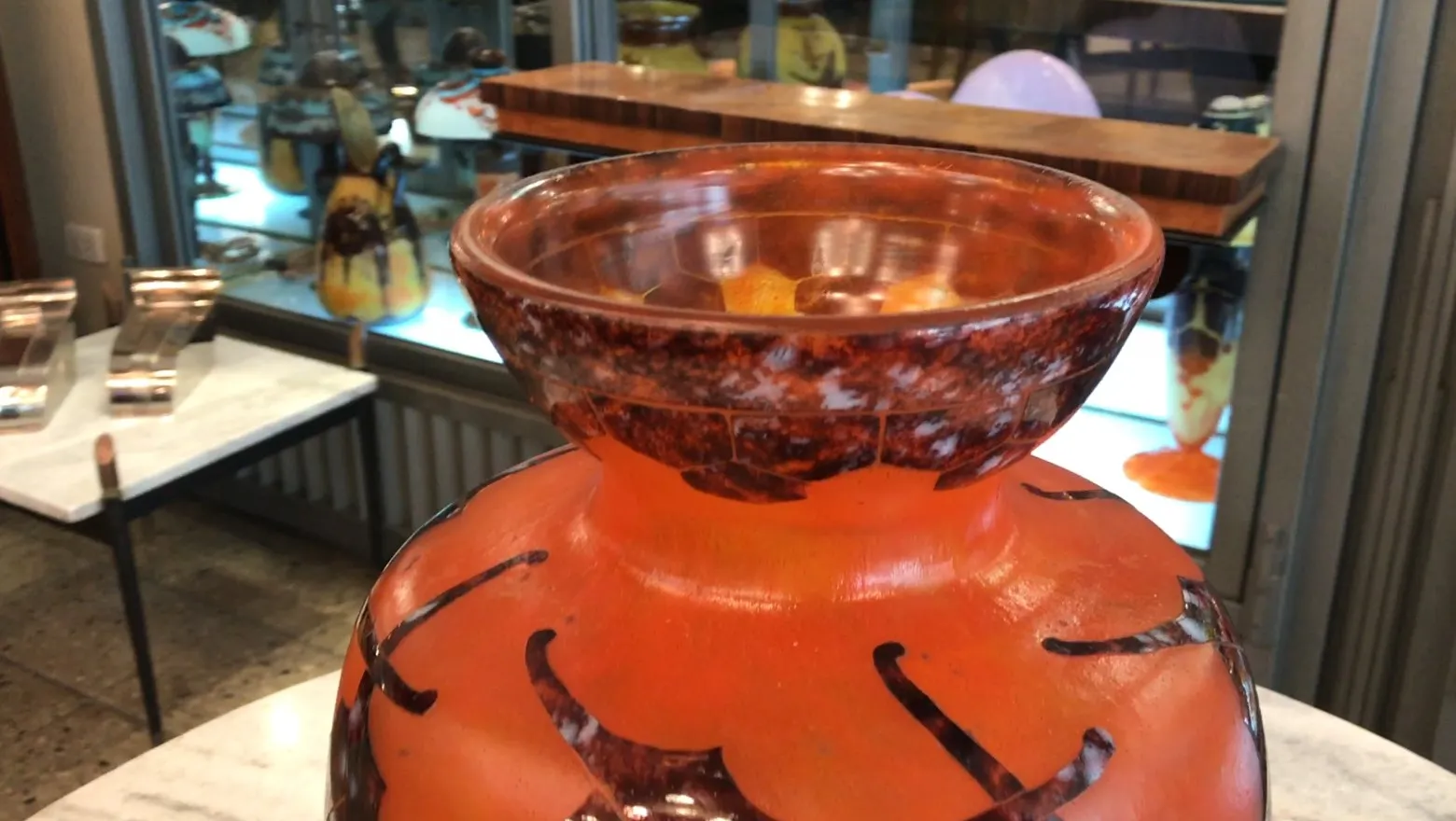 Orange vase of signed glass Le Verre with details