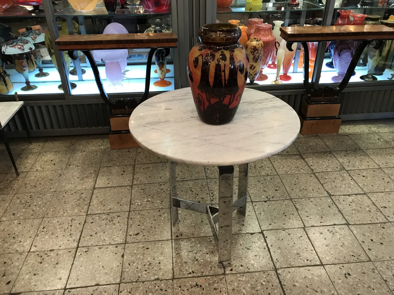 Vase in shades of red and orange with details on top