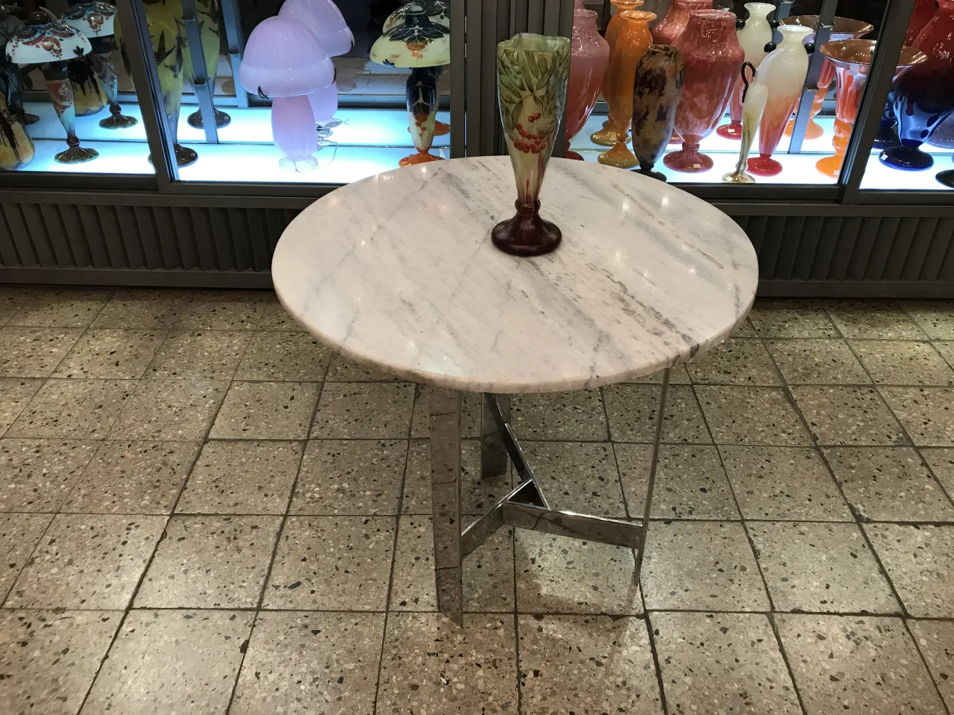 पुराना कांच का फूलदान दूम नैंसी एक मेज पर