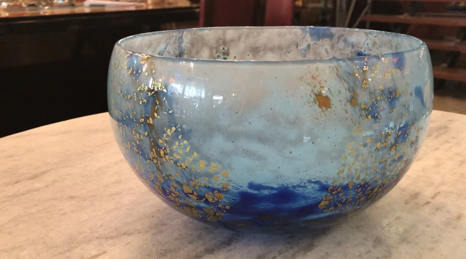 नीले कांच का कटोरा दाउम नाँसी के हस्ताक्षर के साथ, सुनहरे विवरणों के साथ, हल्की पृष्ठभूमि पर