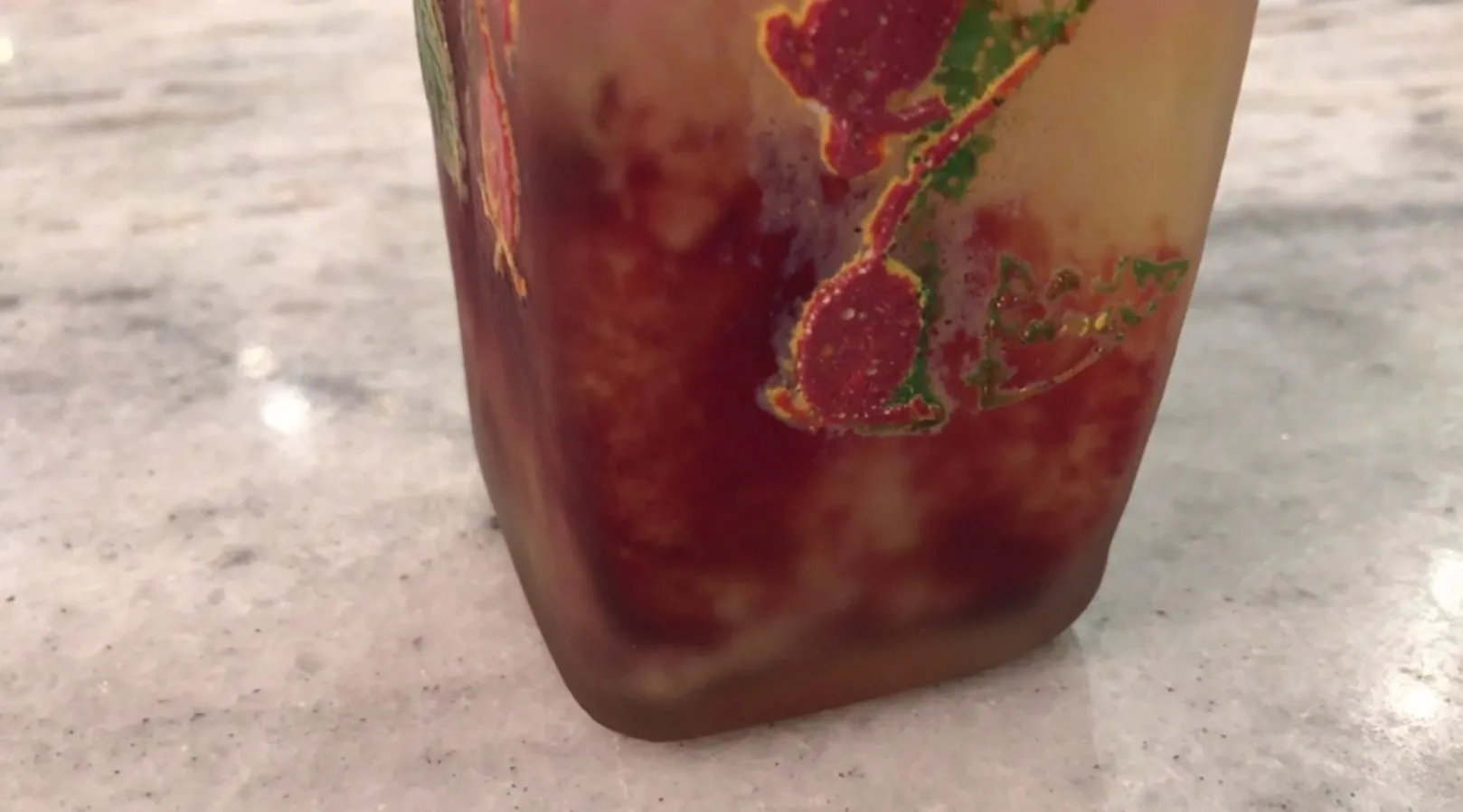 डॉम-नैन्सी का हस्ताक्षरित कांच, लाल और हरे रंग के कलात्मक विवरण, प्राचीन वातावरण