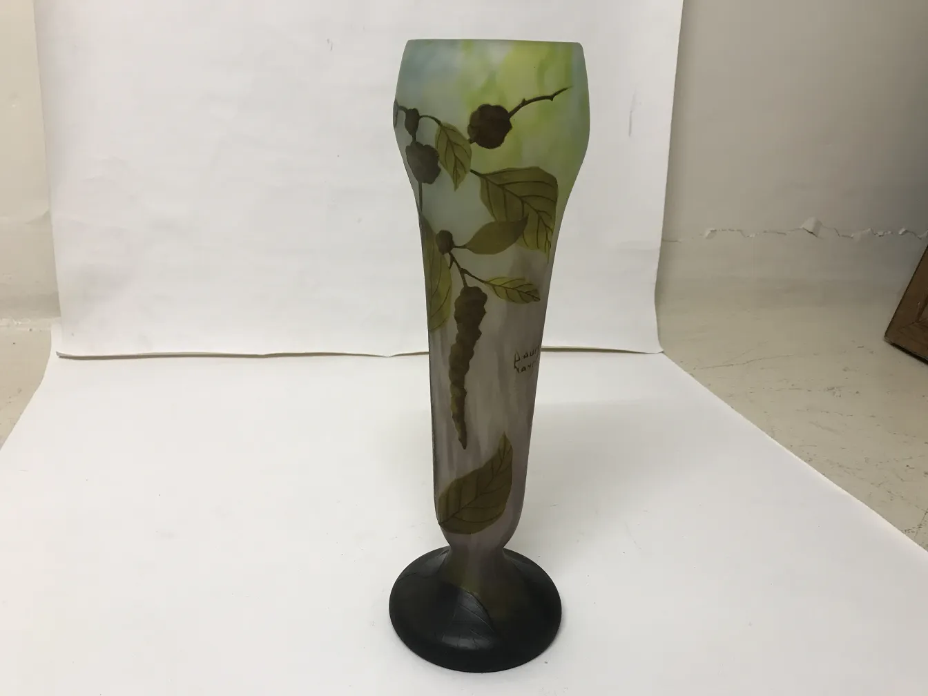 विंटेज फूलदान जिसमें हरे और भूरे रंग के पत्तों का डिज़ाइन है