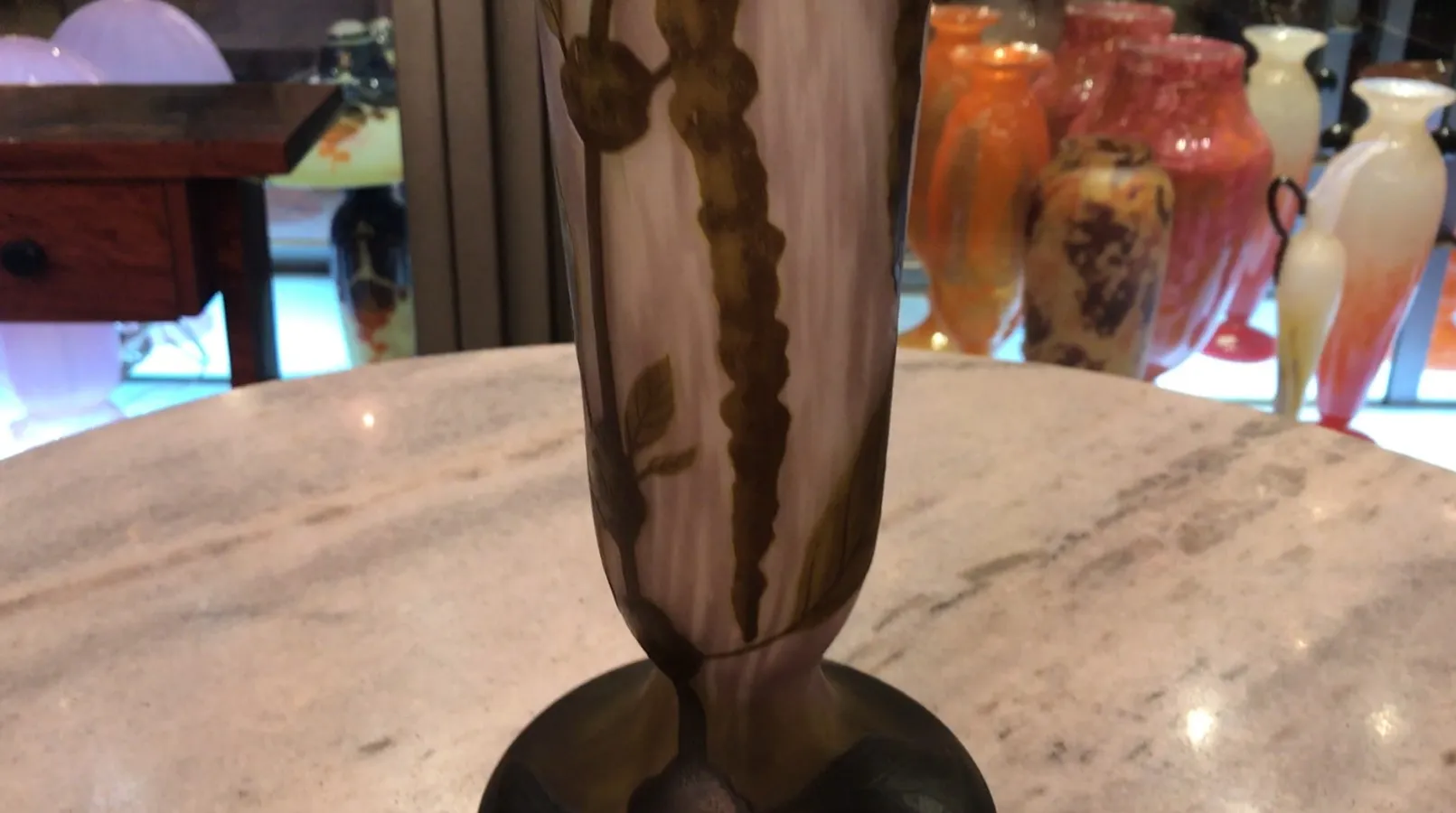 पुरातन ग्लास वास जिसमें डॉम नैंसी का फूलों का डिज़ाइन है।