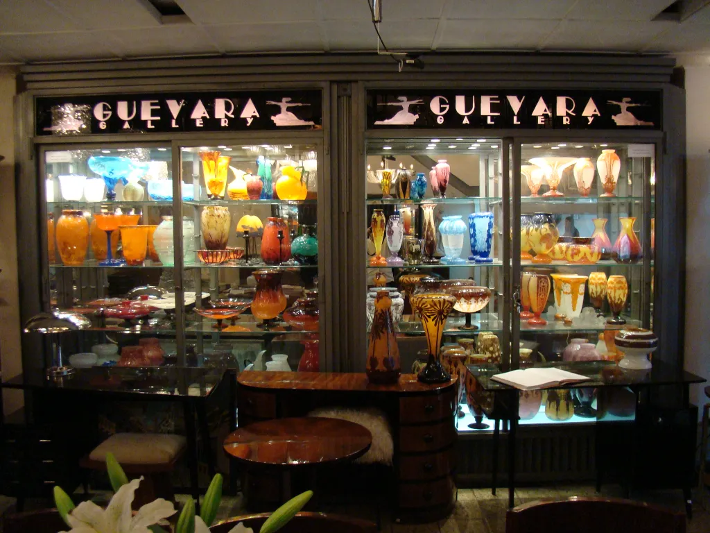 प्रदर्शित कांच पर हस्ताक्षरित (daum nancy) प्राचीन वस्तुओं में