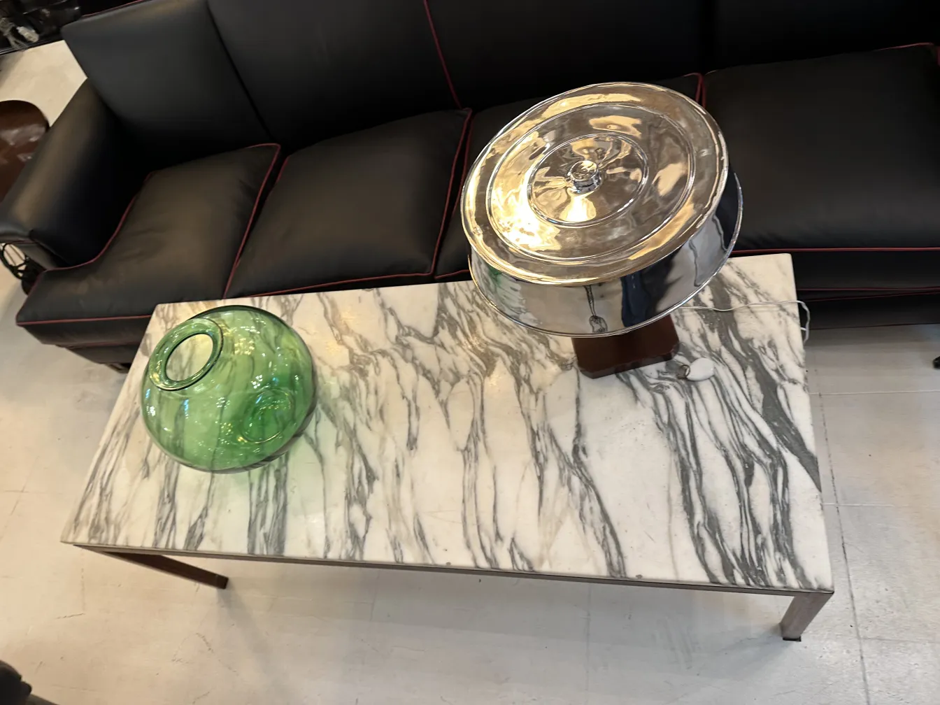 ग्लास पर हस्ताक्षरित डॉम नैंसी एक सुरुचिपूर्ण माहौल में