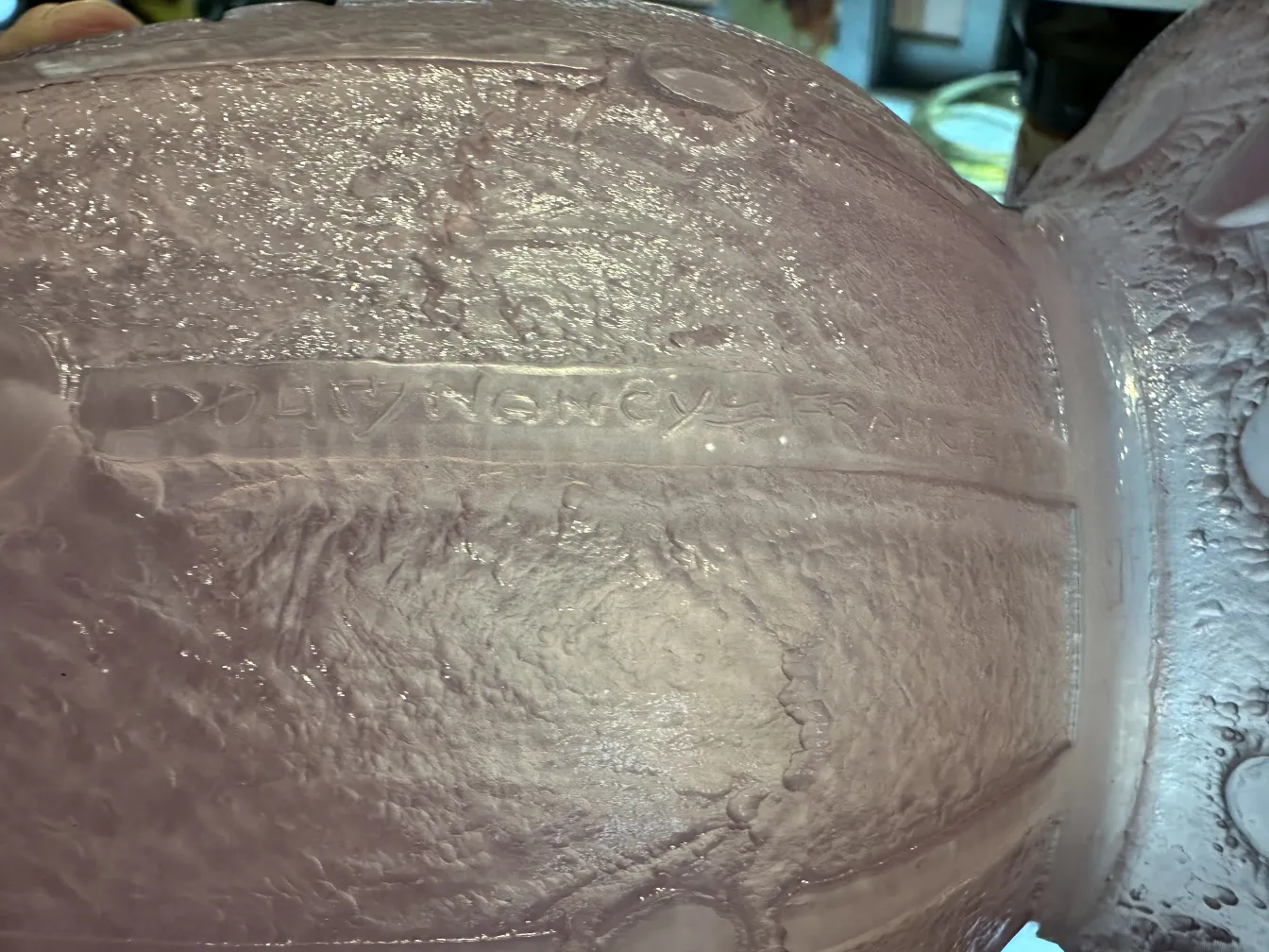 पुराना कांच जिसमें डॉम नैंसी का दृश्य हस्ताक्षर है, पुरानी सेटिंग