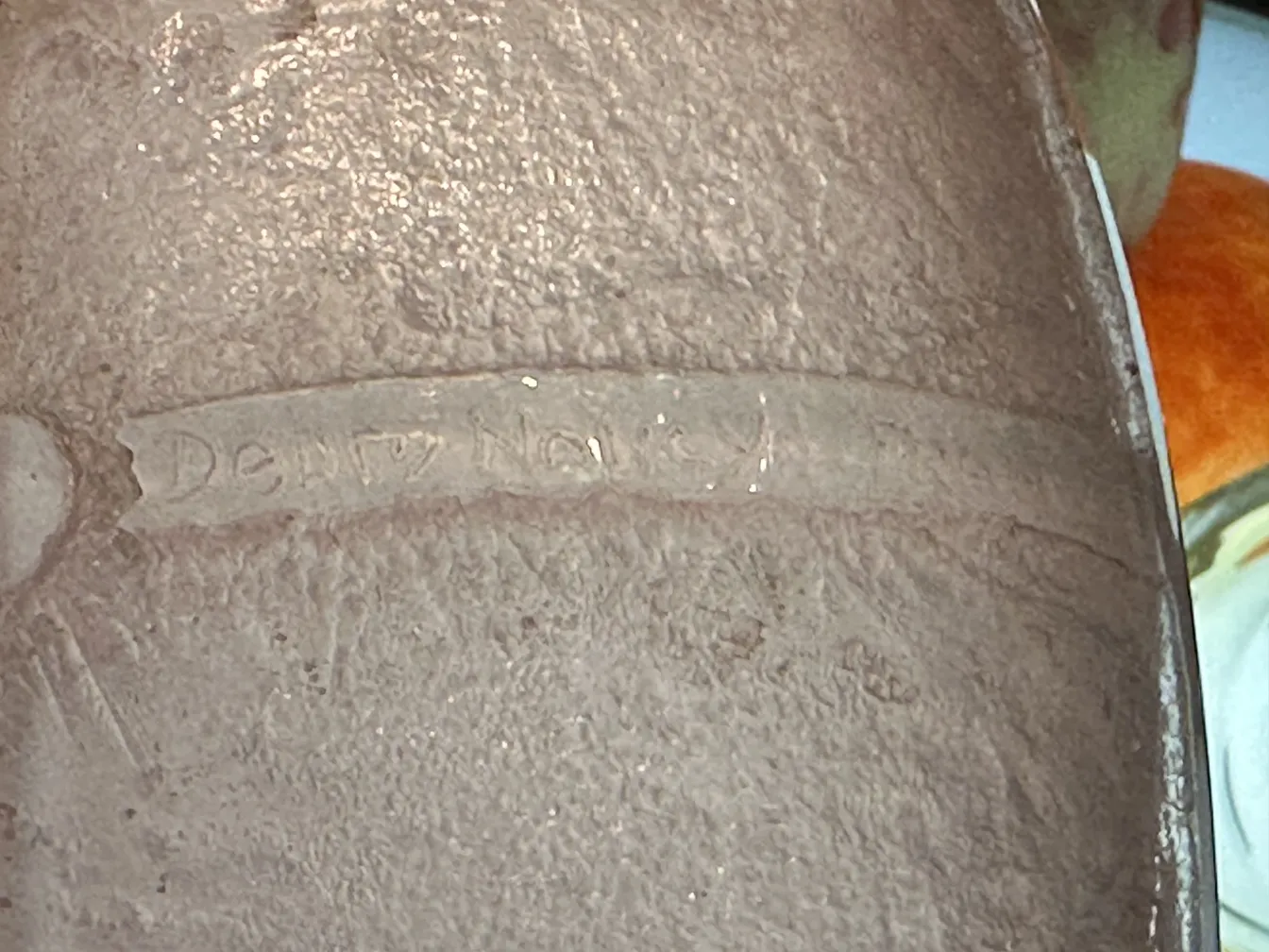 प्राचीन हस्ताक्षरित ग्लास डॉम नैंसी रंगीन पृष्ठभूमि के साथ.