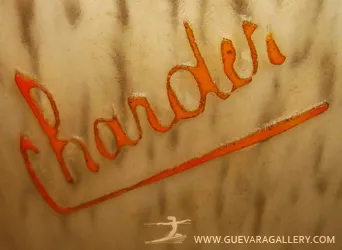 서명된 오래된 유리잔(Charder), 화려한 세부 사항