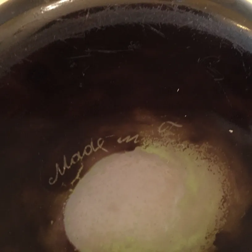 Vidro antigo com assinatura de Degué, em um ambiente elegante.