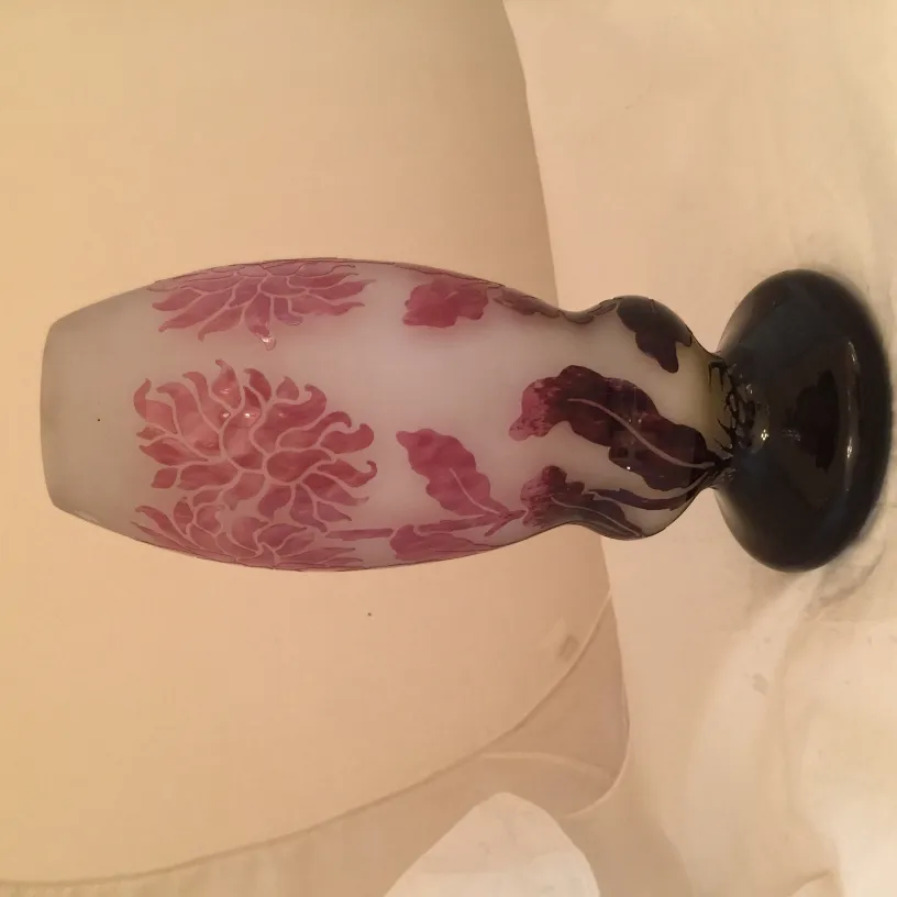 vidro assinado Degu com decoração floral em tons de rosa