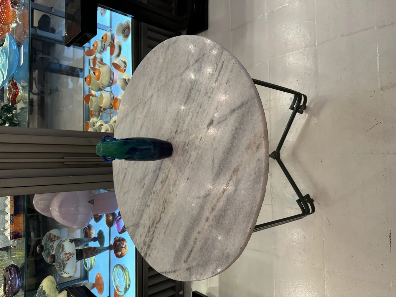 Vidro assinado Degué antigo em ambiente de exibição.