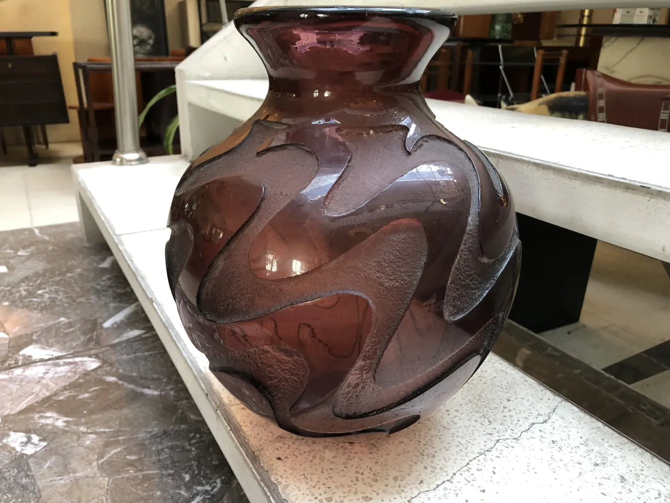 Vaso decorativo de vidro assinado Degué em ambiente elegante