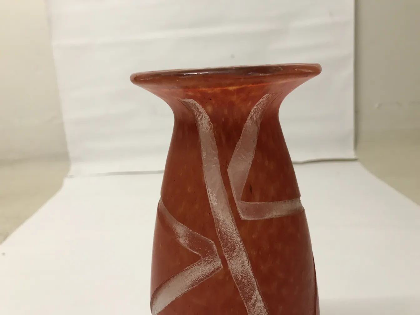 vidro assinado degué decorativo com design laranja e branco