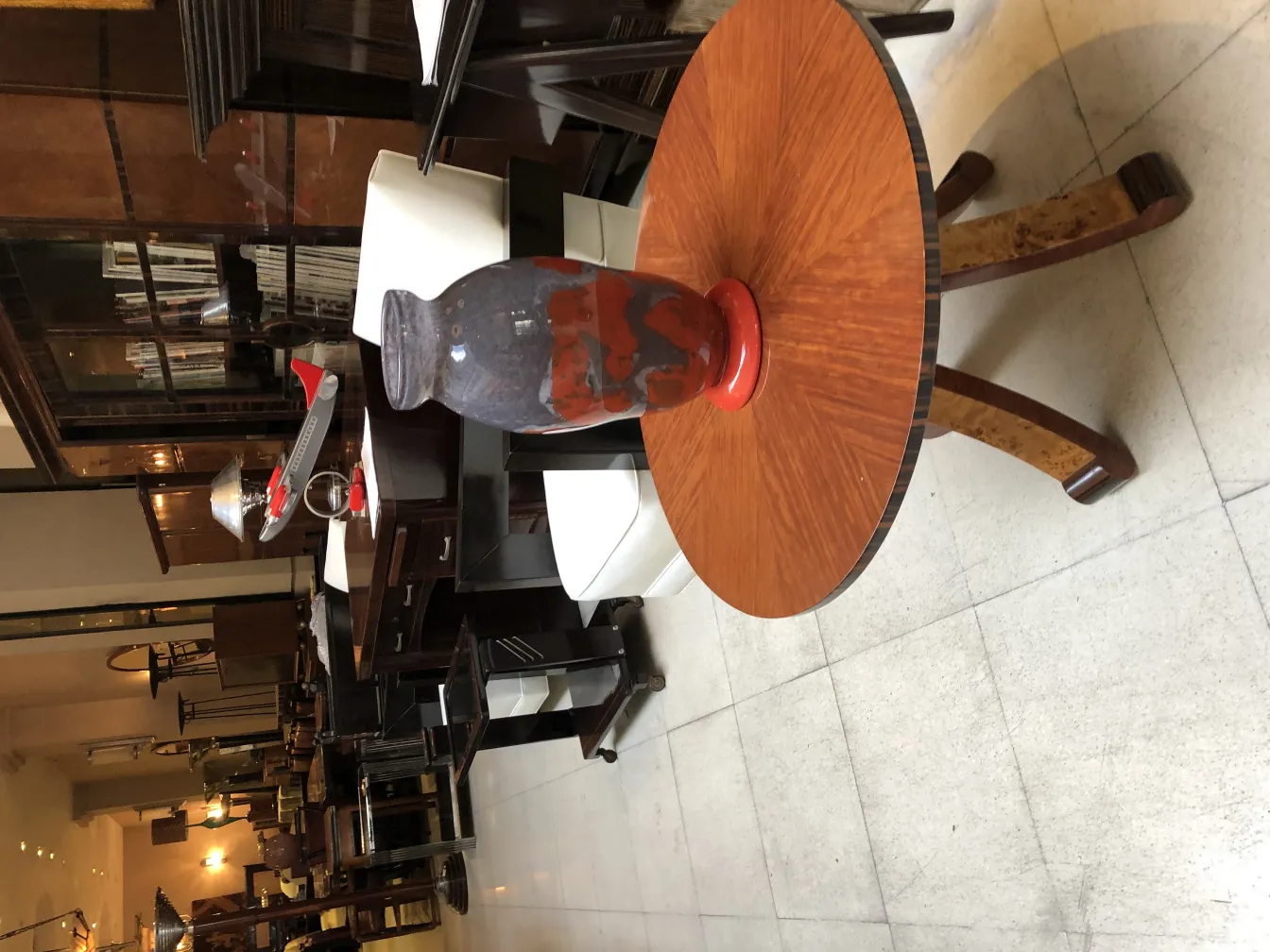 Antigo vidro assinado Degué em um ambiente elegante, com detalhes distintos.