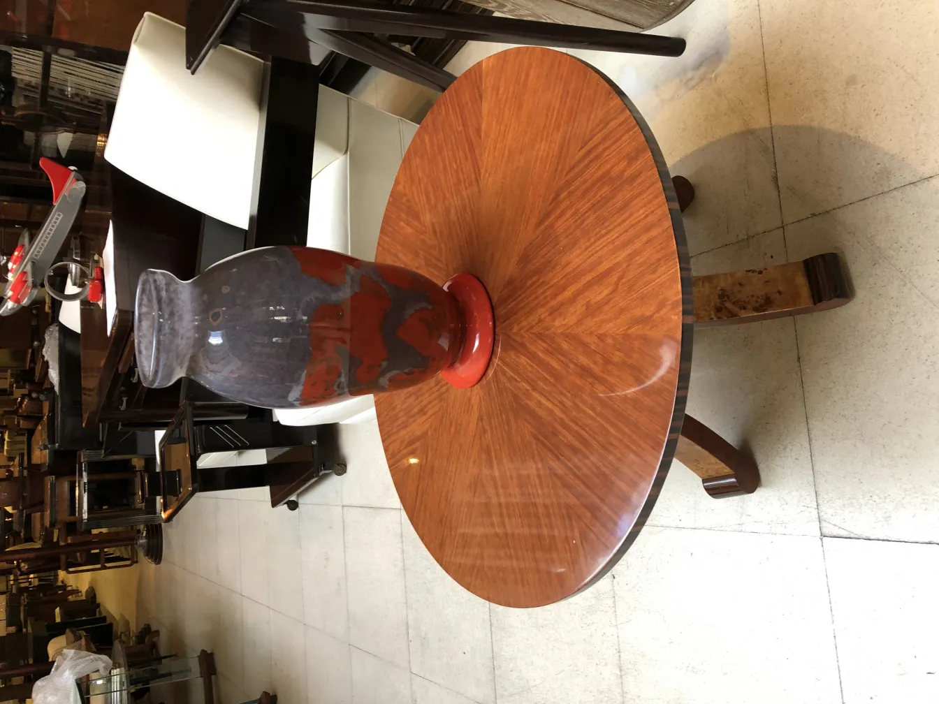 Antiguidade: vidro assinado Degué em tons escuros sobre a mesa